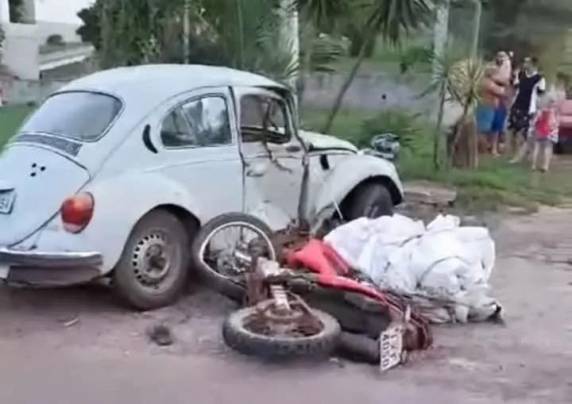 A colisão envolveu um VW Fusca e uma motocicleta Honda, resultando na morte de uma idosa de 69 anos, passageira do automóvel.