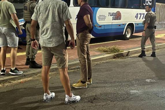 Vítima estava em uma pista de caminhada ao lado da via; outra pessoa também foi atingida, mas está estável. Motorista afirma que teve mal súbito