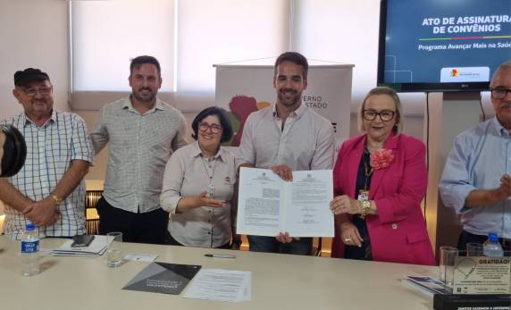 Na oportunidade o Governador assinou um convênio com o município de Três de Maio, também de R$ 7 milhões