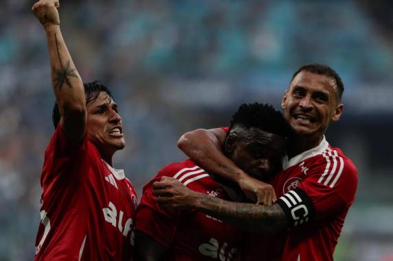 Colorado saiu na frente na disputa de 180 minutos contra o Grêmio, fora de casa, com gols de Carbonero e Alan Patrick