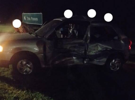 No local houve a colisão de uma Caminhonete Silverado e um VW Gol.
