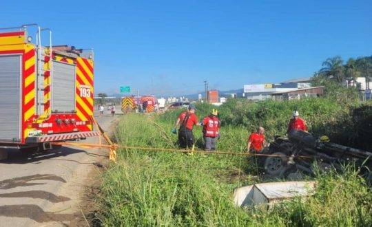 Acidente aconteceu na manhã deste domingo (9)