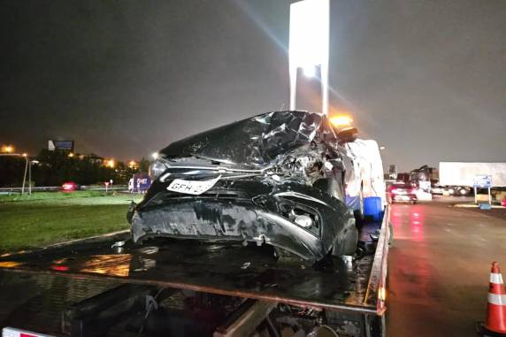 Ocorrência causou bloqueio parcial de duas faixas e congestionamento de 11 quilômetros; vítimas foram encaminhadas para hospital