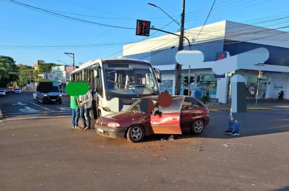 Uma mulher que estava no automóvel teve ferimentos sem gravidade