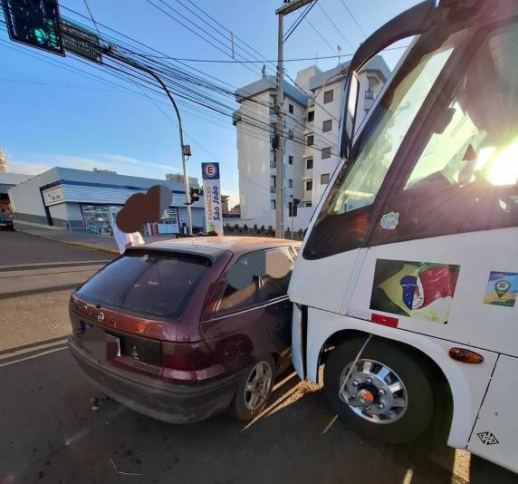 Uma mulher que estava no automóvel teve ferimentos sem gravidade