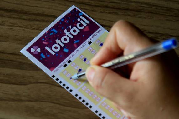 O prêmio é conquistado pelo apostador que acertar entre 11 e 15 números sorteados