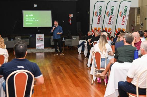 Público presente no Clube Serrano, em Santo Cristo, acompanhou a apresentação de cases de sucesso da Setrem e uma palestra com Rafael do Nascimento, do Instituto IOD