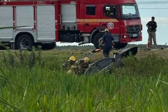 Veículos colidiram no quilômetro 127 da rodovia. Trânsito, que chegou a operar no sistema pare e siga, já foi liberado em ambos os sentidos, mas há lentidão no trecho