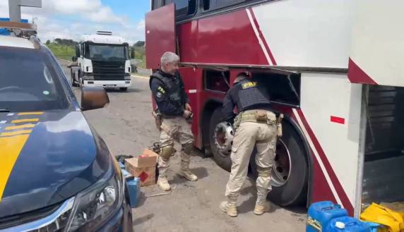 No ônibus estavam 23 passageiros que haviam feito compras no Paraguai.