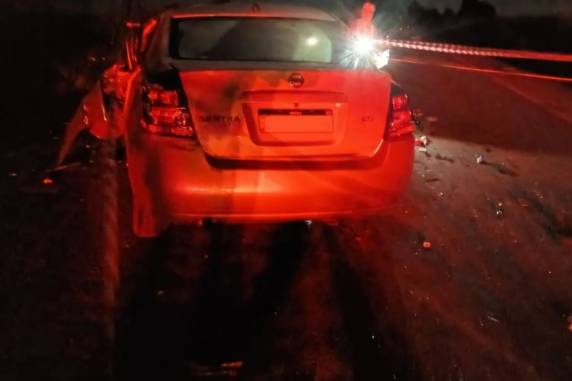 Colisão entre uma Hilux e um Sentra aconteceu pouco depois da meia noite