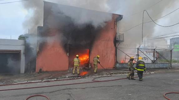 Corpo de Bombeiros está no local, no bairro Mathias Velho, e tenta controlar as chamas