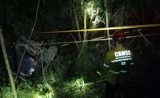 Veículo despencou 15 metros em área de mata