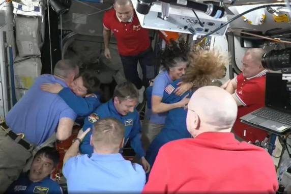 O pouso aconteceu na Costa do Golfo da Flórida nove meses depois de Butch Wilmore e Suni Williams partirem para uma missão na Estação Espacial Internacional que deveria durar oito dias