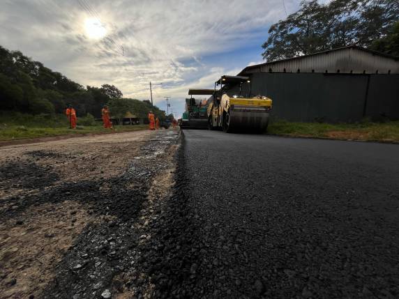 Com recursos do município, local recebe asfaltamento em trecho de acesso à arena de shows