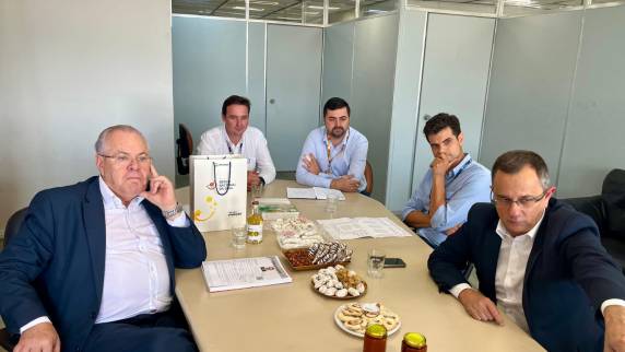 O prefeito de Santa Rosa, Anderson Mantei, e o presidente da feira, Marcos Servat, foram recepcionados pelo Secretário Vilson Covatti, acompanhado do presidente da Emater/RS, Luciano Schwerz, e de integrantes da SDR.