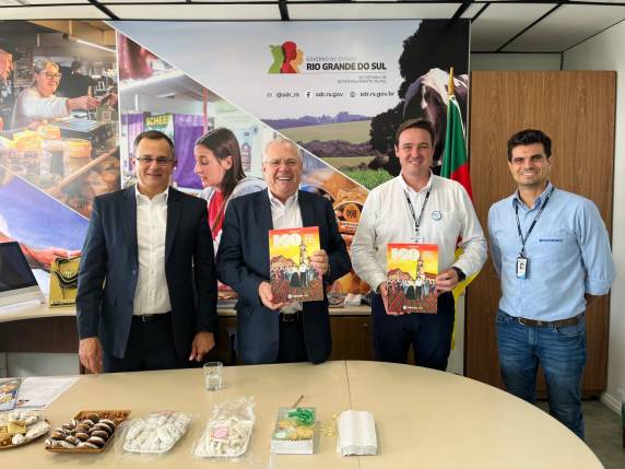 O prefeito de Santa Rosa, Anderson Mantei, e o presidente da feira, Marcos Servat, foram recepcionados pelo Secretário Vilson Covatti, acompanhado do presidente da Emater/RS, Luciano Schwerz, e de integrantes da SDR.