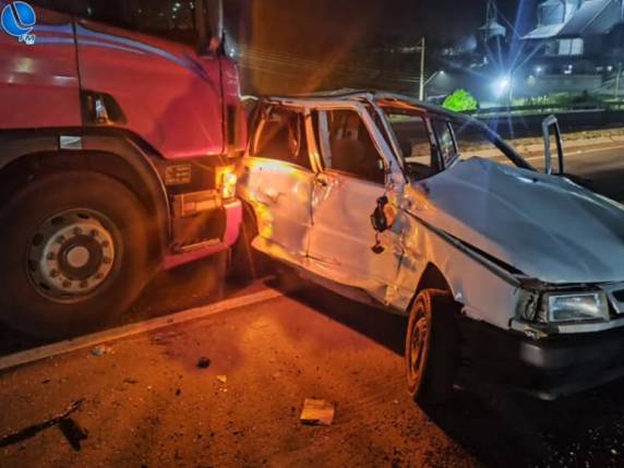 O acidente bloqueou completamente o fluxo de veículos em uma das pistas da rodovia.