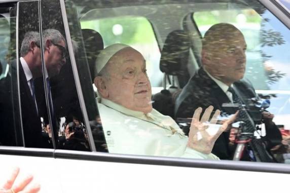 Pontifíce apareceu na janela do Hospital Gemelli, em Roma, abanou aos fiéis e recebeu alta em seguida. Ele deve ficar mais dois meses em repouso