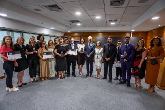 Ambos visam reconhecer e homenagear as ações de grande relevância na temática de educação e de proteção do meio ambiente e sustentabilidade desenvolvidas no Estado do Rio Grande do Sul.