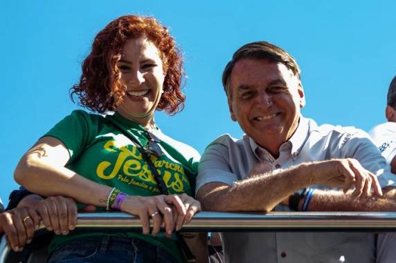 Ex-presidente disse que postura da deputada foi associada à sua política de defender a ampliação do porte de armas. Em meio a campanha presidencial, ela apontou arma para apoiador de Lula