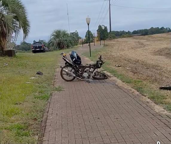 O acidente envolveu um Fiesta e a moto da vítima no pórtico da cidade