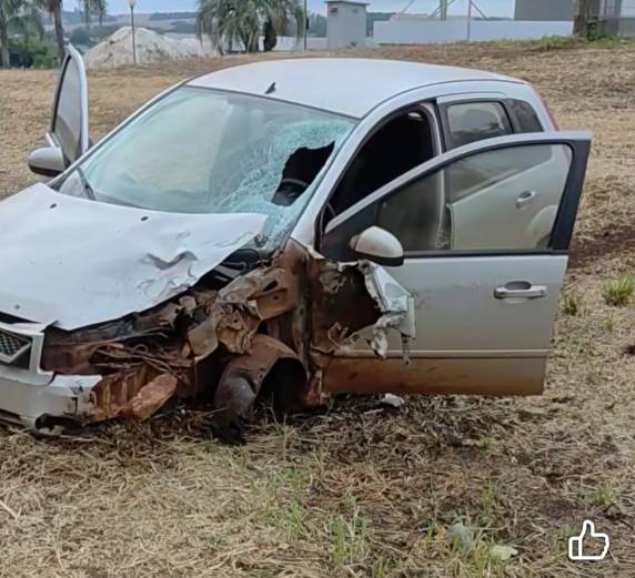 O acidente envolveu um Fiesta e a moto da vítima no pórtico da cidade