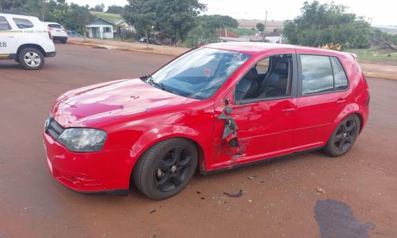 O acidente ocorreu próximo do meio dia na Av. Três de Maio