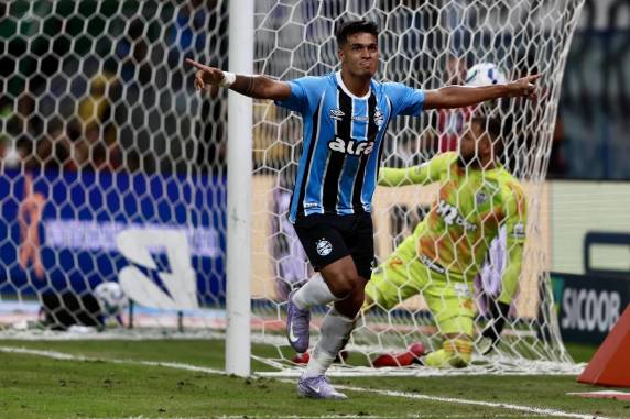 Com gols de Arezo e Edenilson e goleiro como destaque, Tricolor suportou a pressão inicial dos visitantes e construiu o resultado ainda no primeiro tempo
