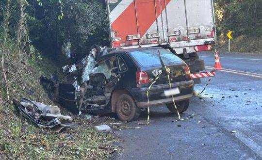 No veículo, estavam cinco jovens, com idades entre 14 e 19 anos, que morreram na hora com o impacto da batida