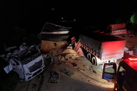 Vítima era o motorista do veículo que bateu em um caminhão que havia tombado na via; os demais condutores se feriram sem gravidade