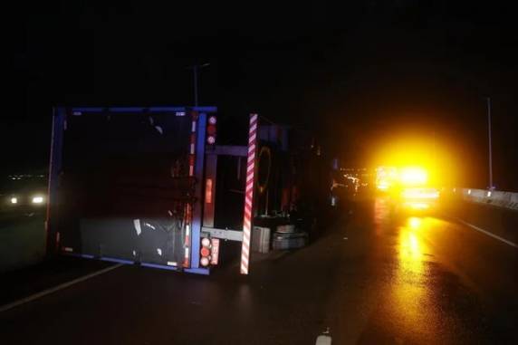 Acidente aconteceu na tarde desta segunda-feira. Rajadas chegaram a 110 km/h, segundo a Defesa Civil