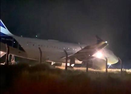 Imagens feitas por passageiros registraram o momento em que o avião saiu da pista e só parou no gramado