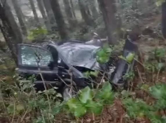 A colisão ocorreu no quilômetro 37 da rodovia e envolveu três veículos