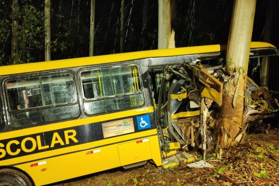 Motorista do veículo também foi internado. Prefeitura municipal afirmou que acompanha o caso e presta apoio às vítimas e aos familiares