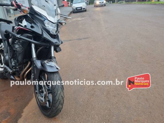 O acidente envolveu uma motocicleta e uma Kombi na Av. Santa Rosa