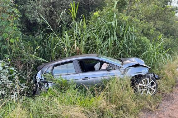 Impacto fez com que veículo em que a vítima estava fosse jogado para uma área de mata; ele chegou a receber atendimento médico, mas não resistiu