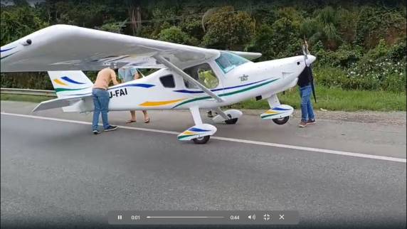 Não houve colisão com nenhum veículo. O avião foi empurrado e colocado para fora da pista. 