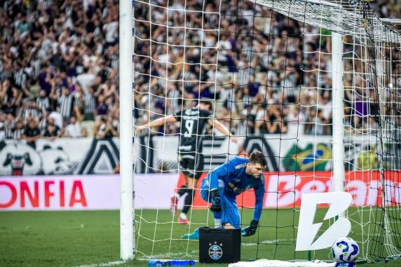 Depois de quatro partidas invicto na temporada, Tricolor foi derrotado com gols de Pedro Raul e Matheus Araújo