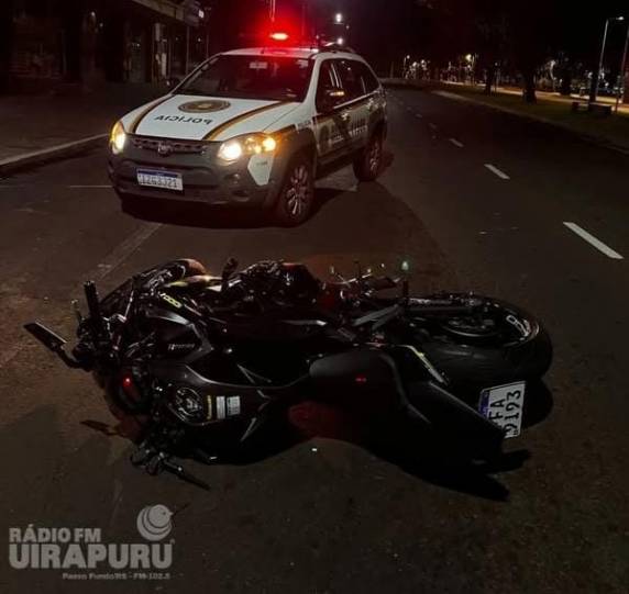 Com o impacto, o piloto foi arremessado ao solo.