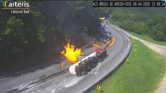 Acidente ocorreu no km 233, em Palhoça, na Grande Florianópolis. Fogo chegou a se espalhar pela pista e atingir outros veículos.