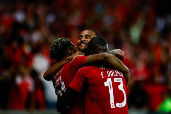 Colorado contou com gols de Alan Patrick, Valencia e Borré para vencer a primeira no campeonato