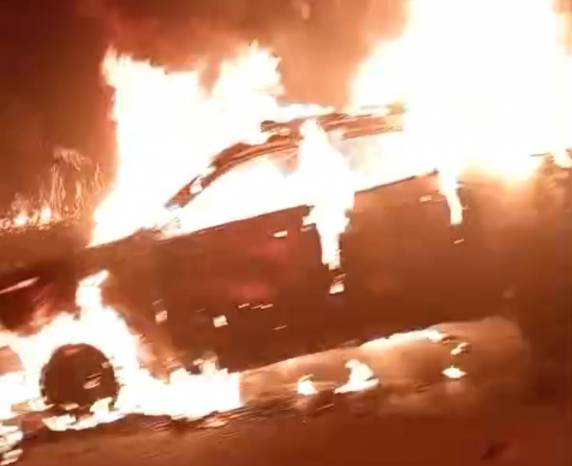 O veículo teve perda total, mas ninguém ficou ferido