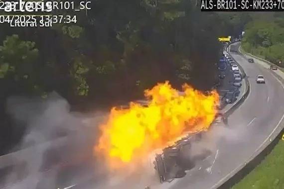 Acidente deixou cinco feridos e incendiou ao menos 25 veículos