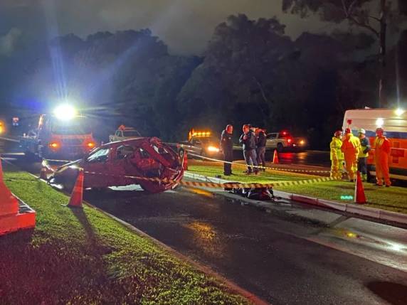 Vítima ainda não identificada perdeu o controle do carro e colidiu contra uma mureta de proteção de uma torre de transmissão de energia elétrica, às margens da estrada