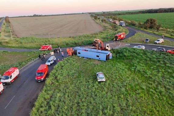 Motorista teria perdido o controle do veículo e acabou tombando