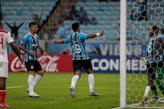 Vitória contra time peruano dentro da Arena, com gols de uruguaios, teve altos e baixos em campo, vaias e aplausos na arquibancada. No domingo, o desafio é pelo Brasileirão, contra o Flamengo