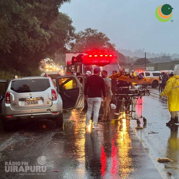 O acidente aconteceu nas proximidades do local onde, mais cedo, equipes realizavam a retirada de um maquinário agrícola envolvido em outra ocorrência, próximo ao Clube de Tiro Rota 129.