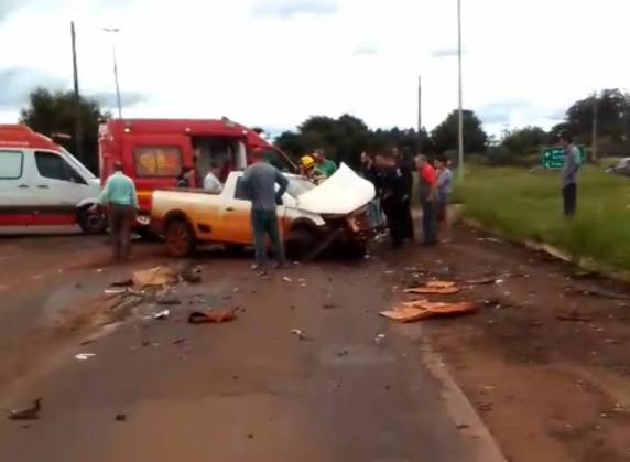 O acidente ocorreu na saída para Três de Maio, e deixou três pessoas feridas