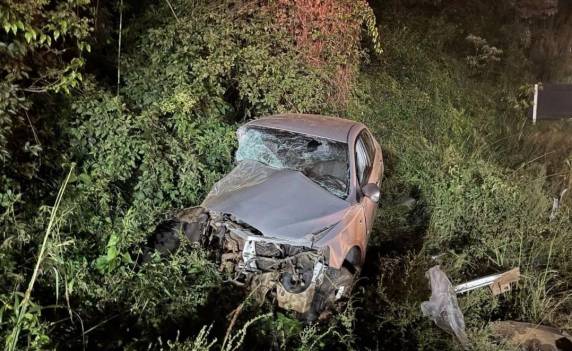 A colisão envolveu uma caminhonete Ford Ranger preta e um Toyota Corolla prata.