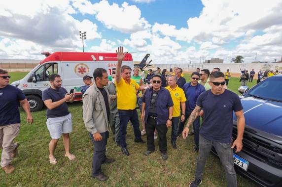 Ex-presidente relatou forte dor no abdômen, região em que sofreu uma facada durante a campanha eleitoral de 2018